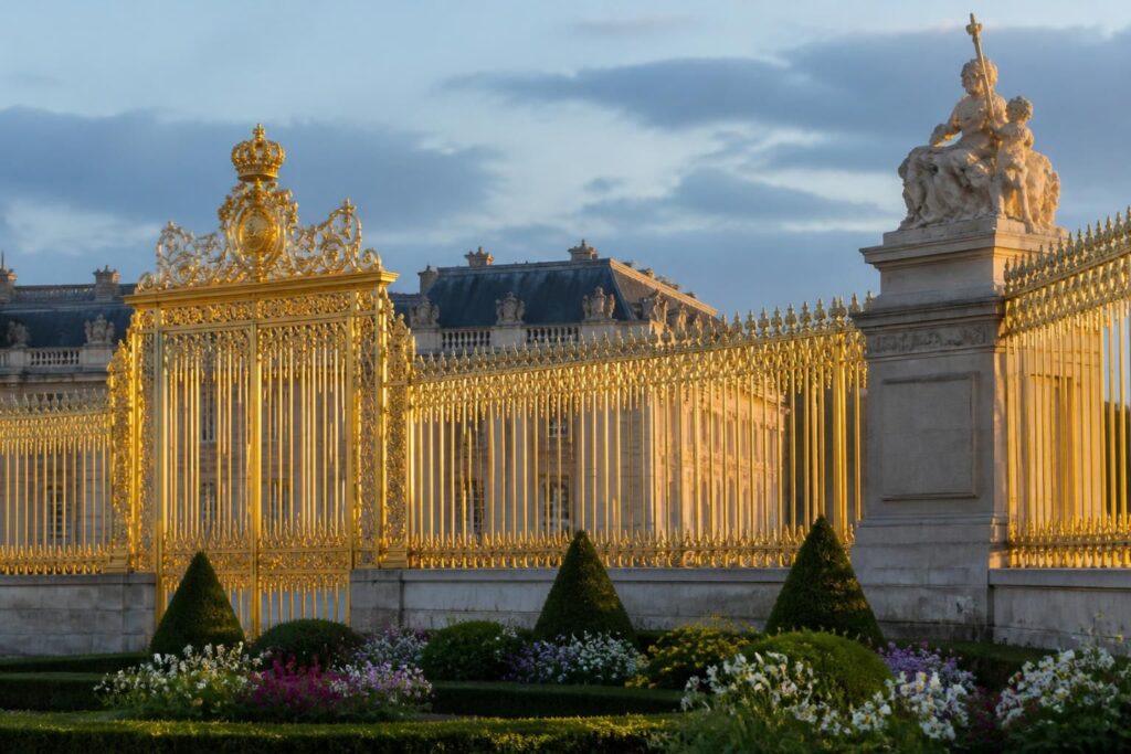 découvrez la grille de la reine à versailles : horaires d'ouverture, plan détaillé et conseils pour une visite inoubliable du palais et de ses jardins.