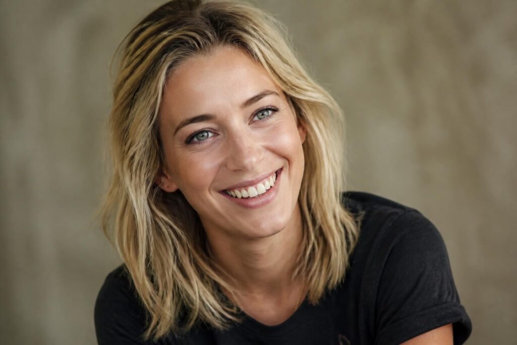 découvrez les portraits captivants et les talents uniques des humoristes blondes françaises, stars montantes de la scène comique.