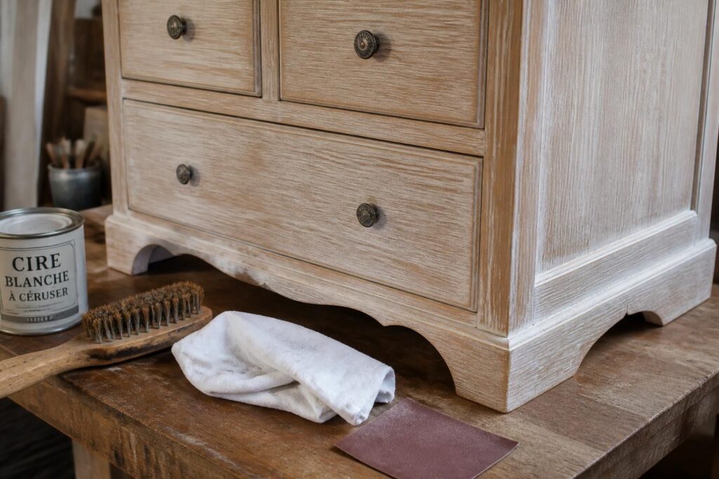 découvrez nos astuces pratiques pour ceruser vos meubles et obtenir un effet bois blanchi réussi, apportant charme et élégance à votre intérieur.