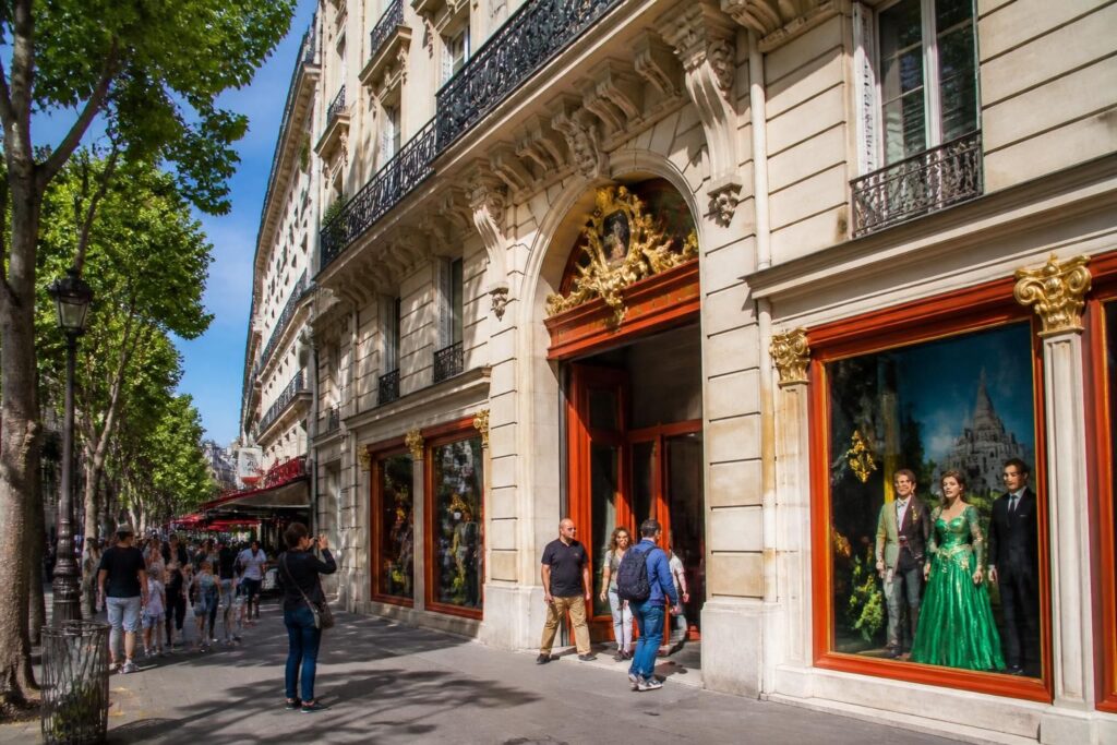 découvrez les horaires et les informations pour visiter le célèbre musée grévin situé boulevard montmartre à paris. explorez les statues de cire et vivez une expérience unique au cœur de la capitale.