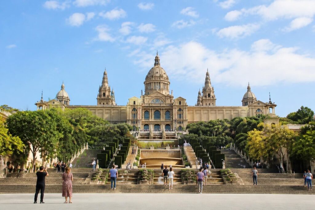découvrez le musée national d'art de catalogne (mnac) : horaires d'ouverture, adresse précise et informations sur les visites gratuites pour profiter pleinement de ce patrimoine culturel exceptionnel.